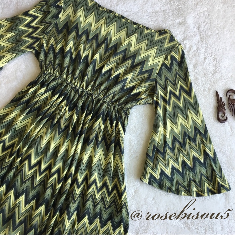 {VINTAGE HAVANA} Retro Mod Trumpet Sleeve V-Neck - Picture 2 of 7